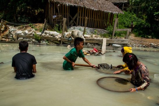 Children mining in the Philippines