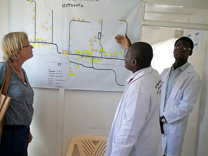 Ylse's colleagues at the North Star clinic in Jomvu, Kenya, explain the details of their work.
