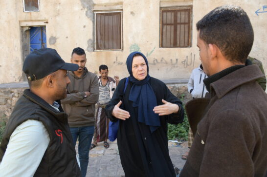 Emergency aid expert Inge Leuverink, together with her Yemeni colleagues, during her visit to Yemen.