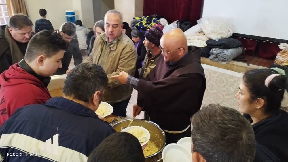 people receiving hot meals