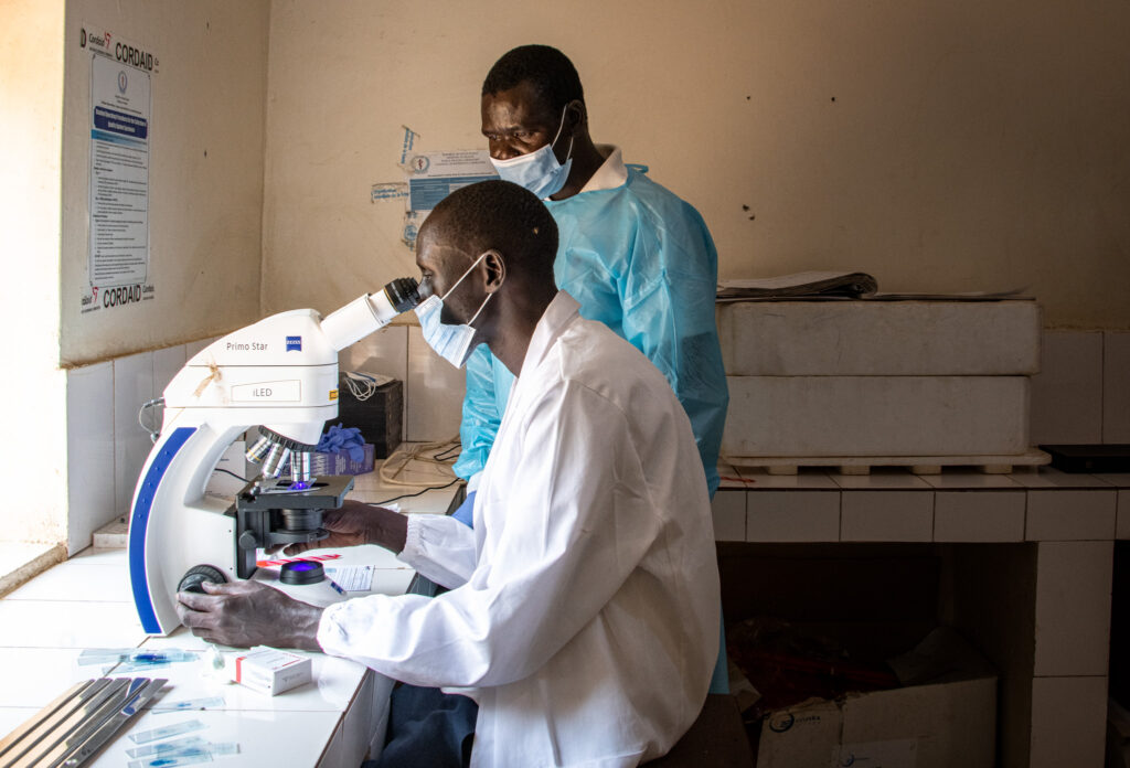 Two healthcare workers in a laboratorium in South Sudan