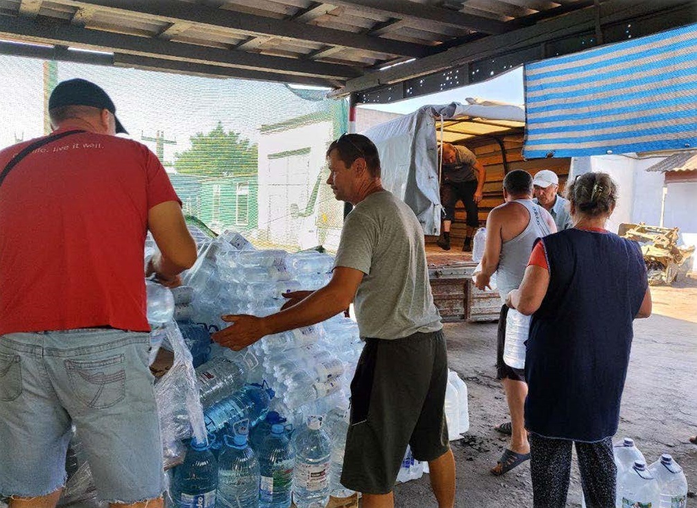 Aid workers distributing water in Ukraine