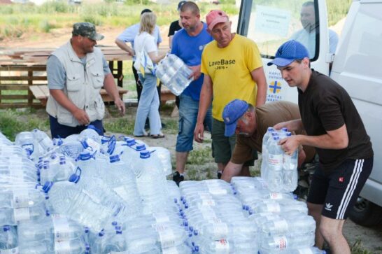 Aid workers distributing water in Ukraine