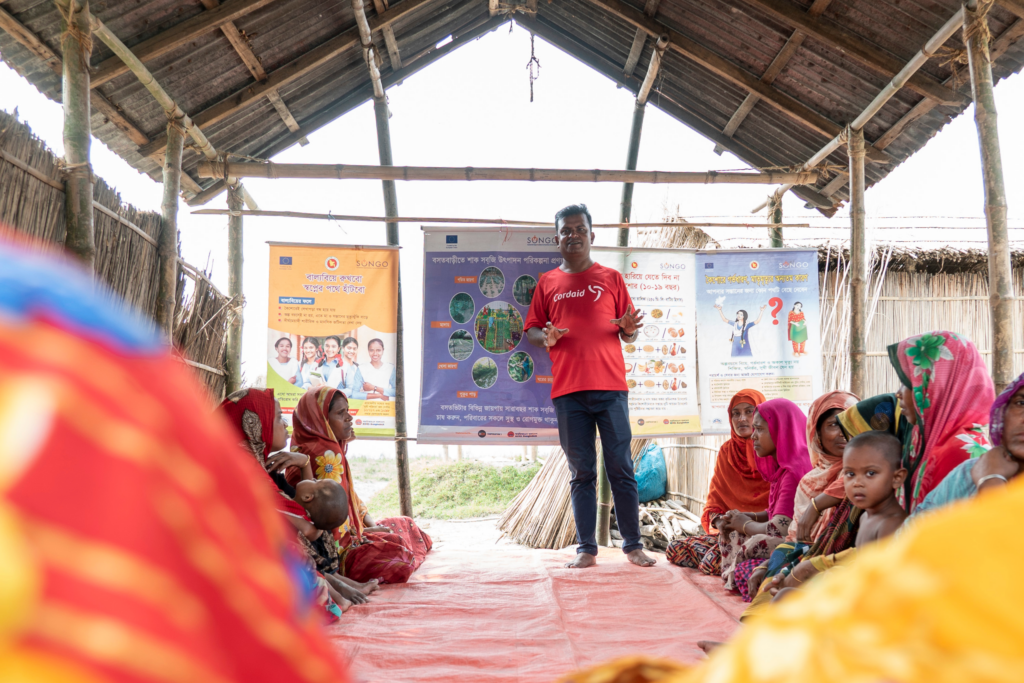 Hulpverlener Moninul geeft trainingen in Bangladesh over het aanleggen van een eigen moestuin.