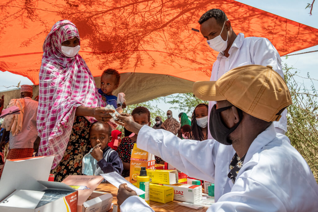 Hulpverleners van de Dutch Relief Alliance delen medicijnen uit aan vluchtelingen uit conflictgebied in Ethiopië. 