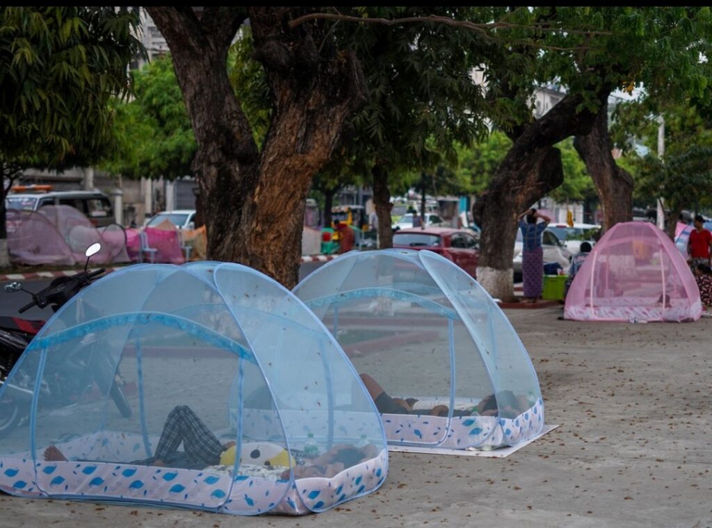 Noodhulptentjes staan in de straten van Mandalay, Myanmar.