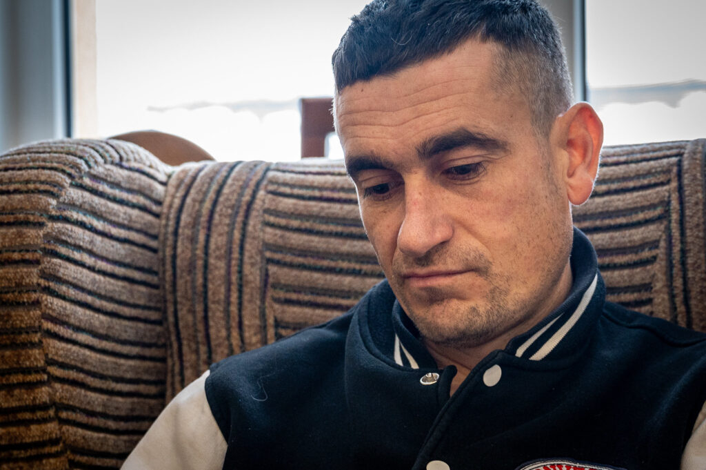 Oekraïense oorlogsveteraan Nazar in therapie bij het Nazareth Centrum van Cordaid's partner Caritas. Het is een close-up van zijn gezicht. Hij lijkt in gedachten verzonken. Op zijn gezichten zie je tekenen van de mentale impact van oorlog.