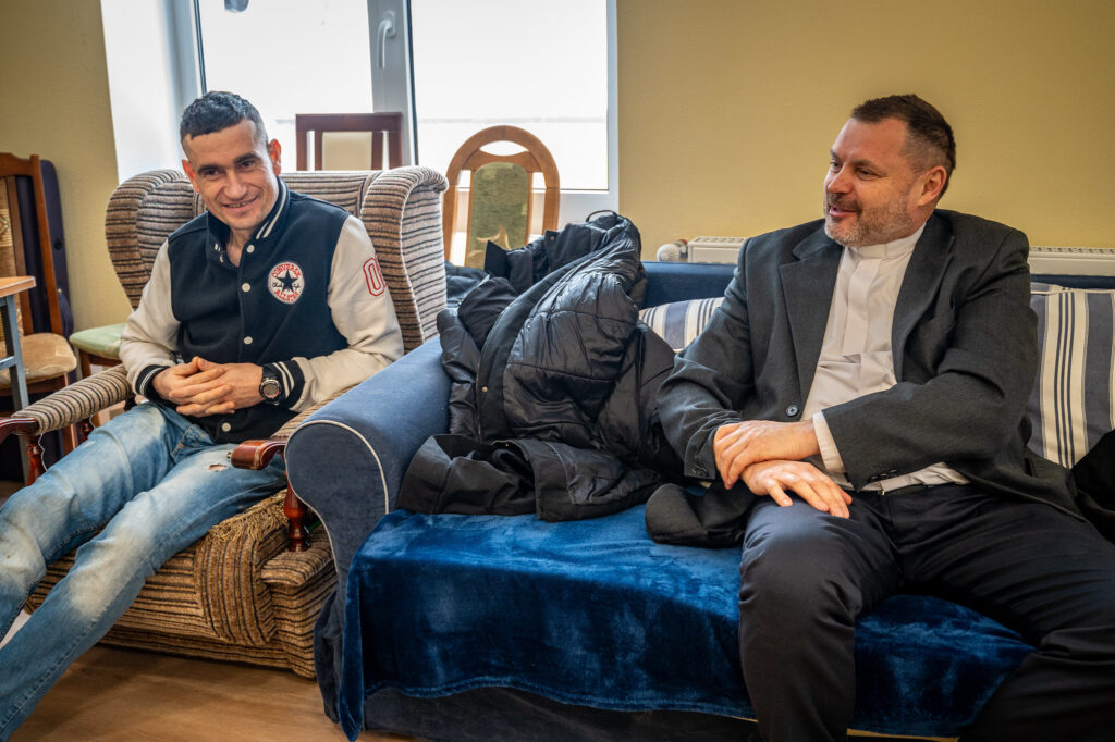 Oekraïense veteraan Nazar in gesprek met priester Ihor in het Nazareth Centrum van Cordaid's partner Caritas. Cordaid ondersteunt Caritas met traumazorg en opvang door heel Oekraïne.