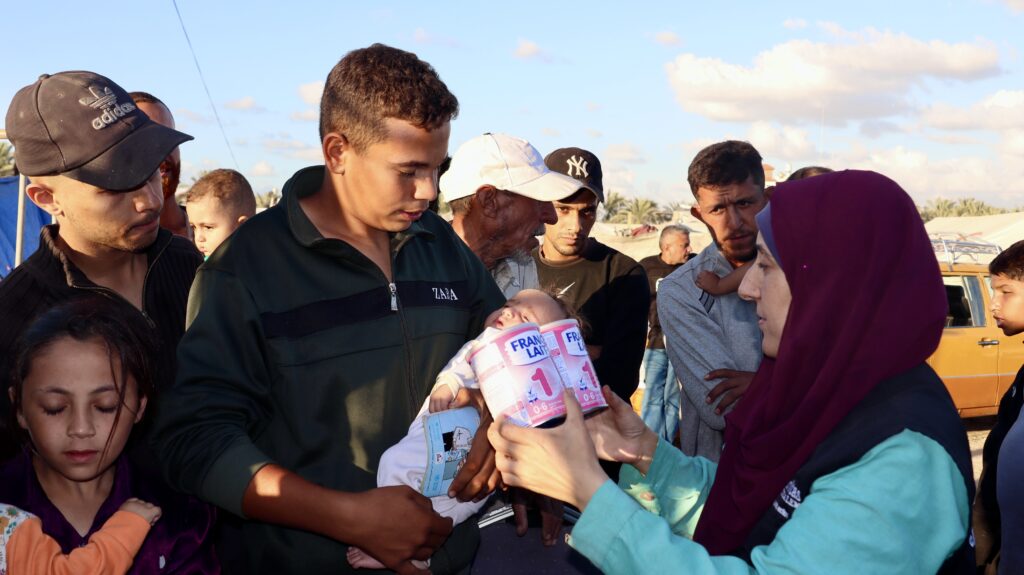 Blikken babyvoeding worden in Gaza uitgedeeld door partner van Cordaid Caritas Jerusalem