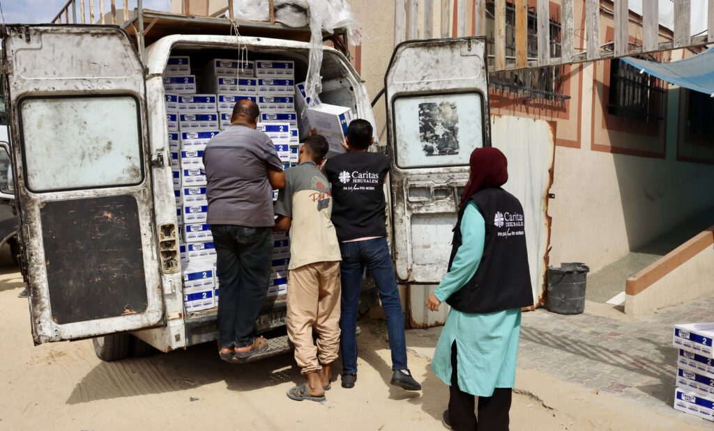 Babyvoeding wordt geleverd in Gaza met een busje en uitgepakt door medewerkers van partner Cordaid Caritas Jerusalem.