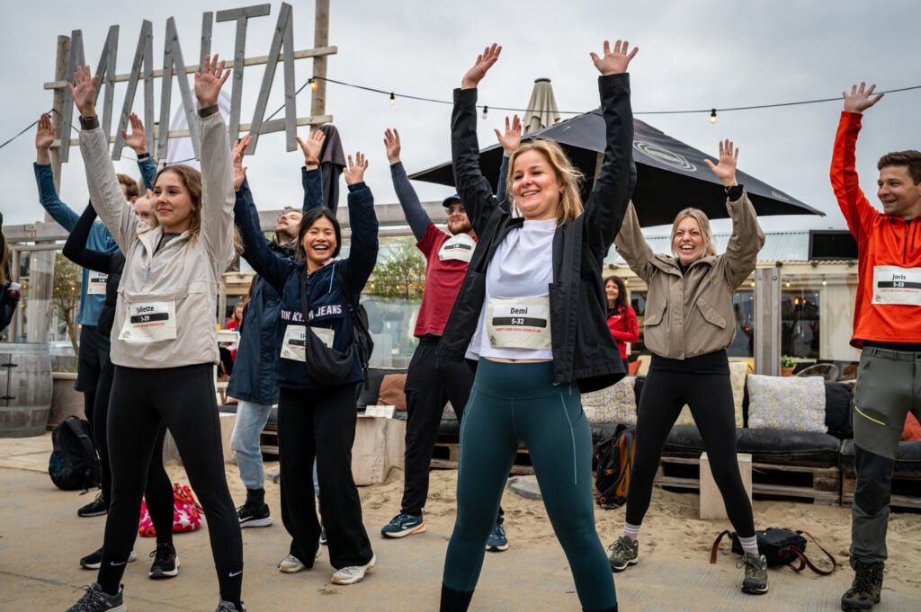 Warming up door Dance Imprint op Cordaid Beach Challenge 2025 - Foto: Mickael Franci