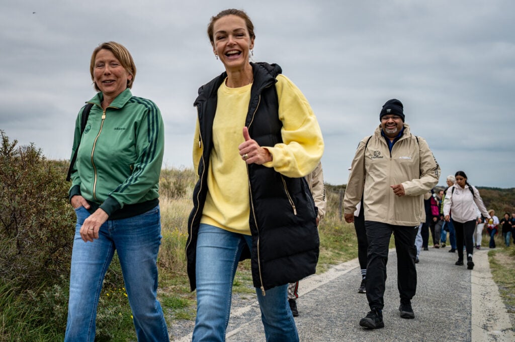 Blije deelnemers Cordaid Beach Challenge 2025 in duinen Scheveningen