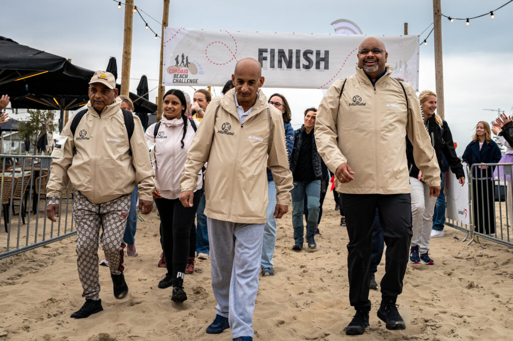 Deelnemers gaan op pad bij start Cordaid Beach Challenge 2025