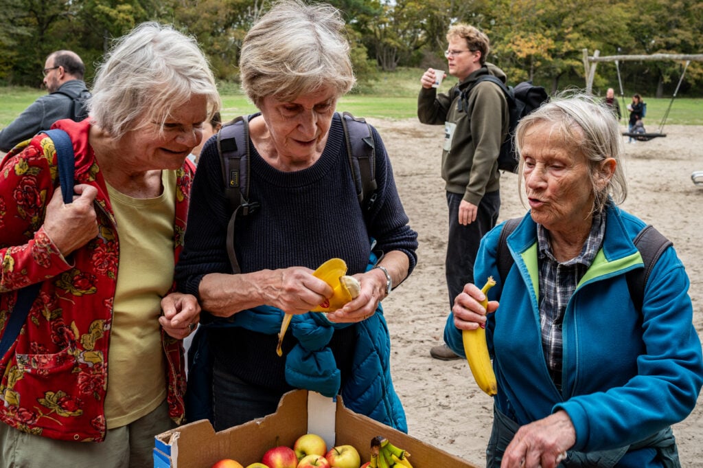 Wandelaars Cordaid Beach Challenge 2025 bij rustpunt in Meijendel eten fruit