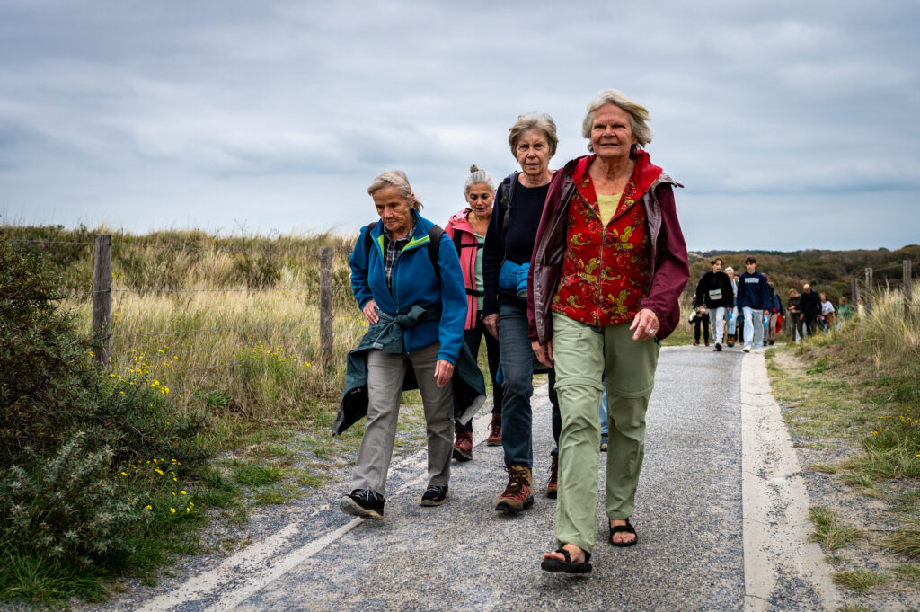 Wandelaars Cordaid Beach Challenge 2025 in duinen van Scheveningen