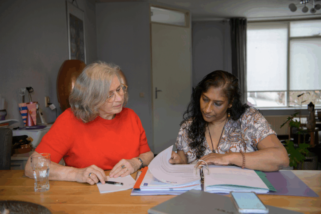 Deze afbeelding heeft een leeg alt-attribuut; de bestandsnaam is Schuldhulpmaatje-Sjanet-helpt-Premie-om-uit-de-schulden-te-komen-Cordaid-1024x683.png