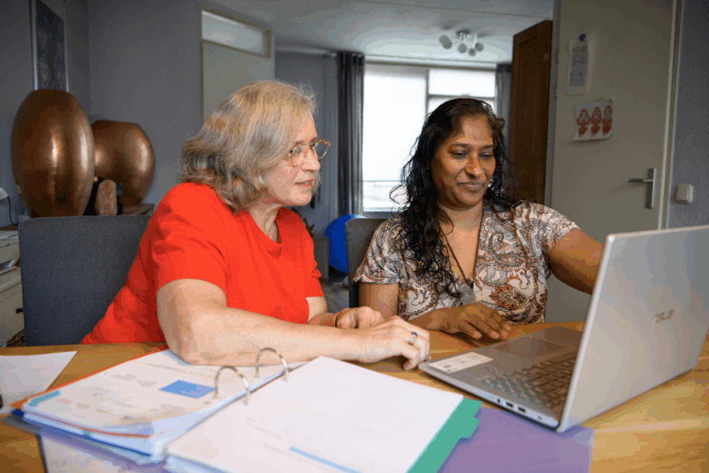 Deze afbeelding heeft een leeg alt-attribuut; de bestandsnaam is Schuldhulpmaatje-Sjanet-helpt-hulpvrager-Premie-met-haar-financien-Cordaid-1024x683.png