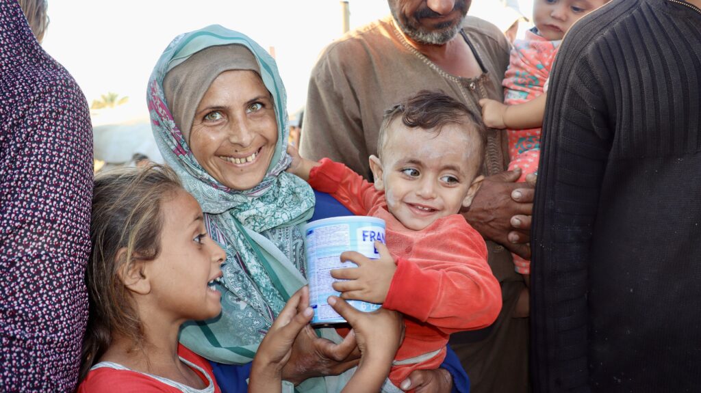 Vrouw en kinderen in Gaza blij met babyvoeding - Cordaid