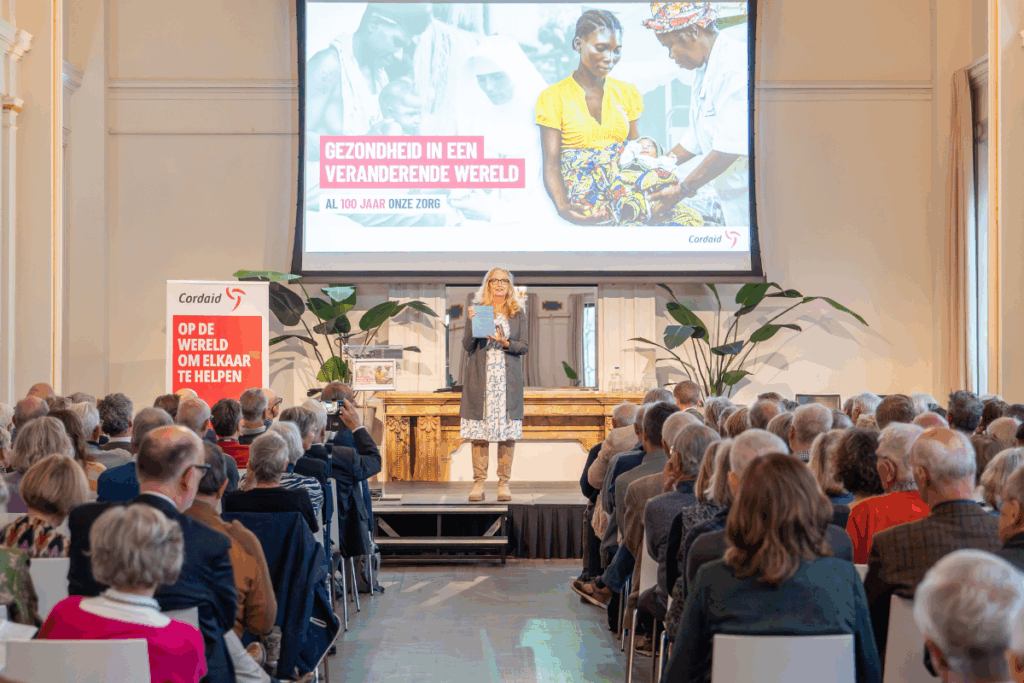 Hella van der Wijst opent het event 100-jarig jubileum gezondheidswerk Cordaid