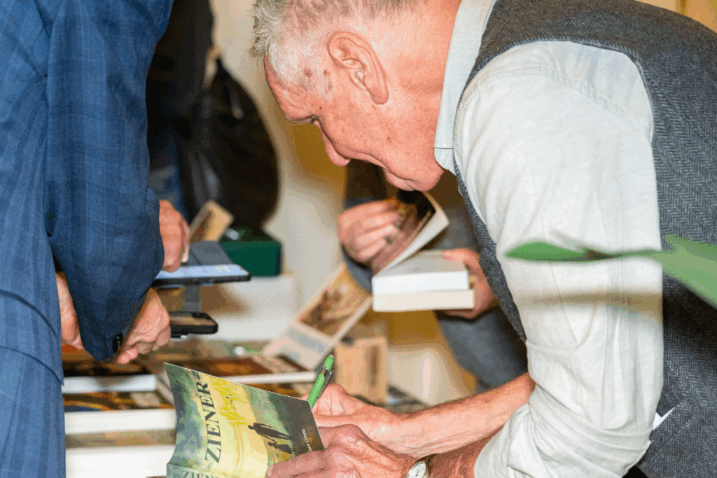 Tropenarts Adriaan Groen signeert boek bij 100-jarig jubileum gezondheidswerk Cordaid