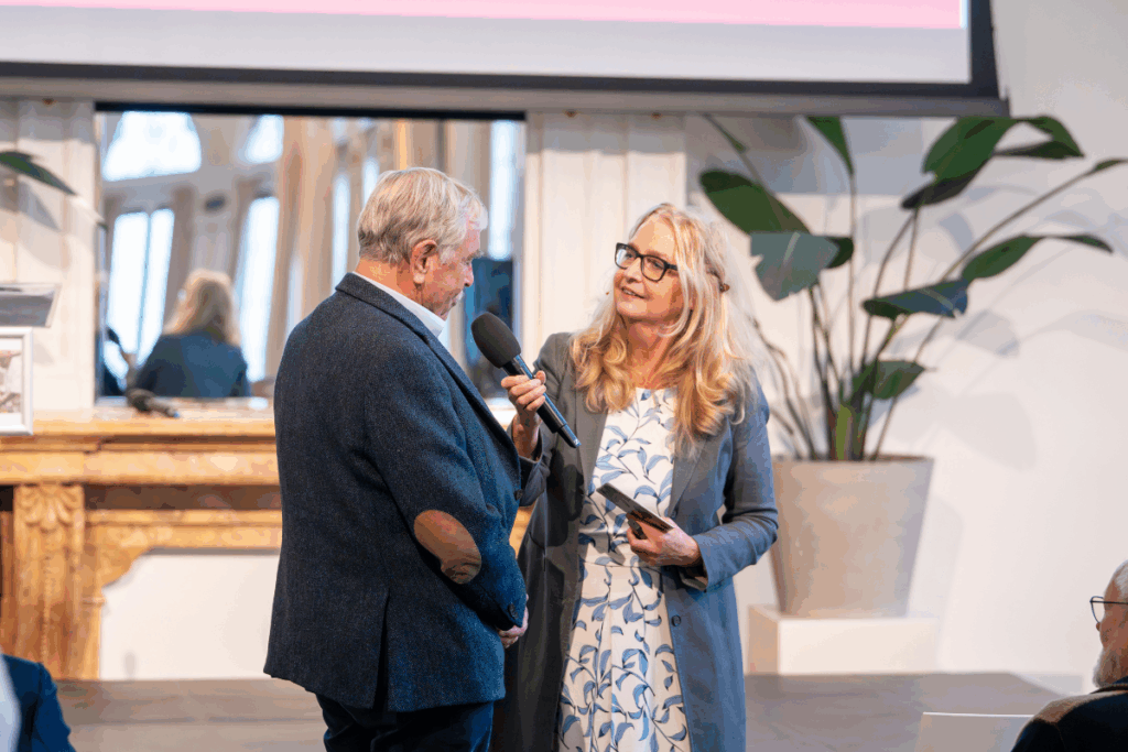 Hella van der Wijst bevraagt publiek bij 100-jarig jubileum gezondheidswerk Cordaid in het Wereldmuseum in Rotterdam