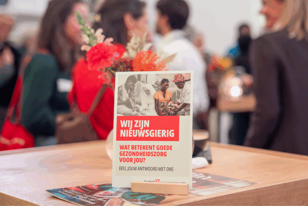 Een bordje met: Wat betekent goede zorg voor jou? op viering 100-jarig jubileum gezondheidswerk Cordaid