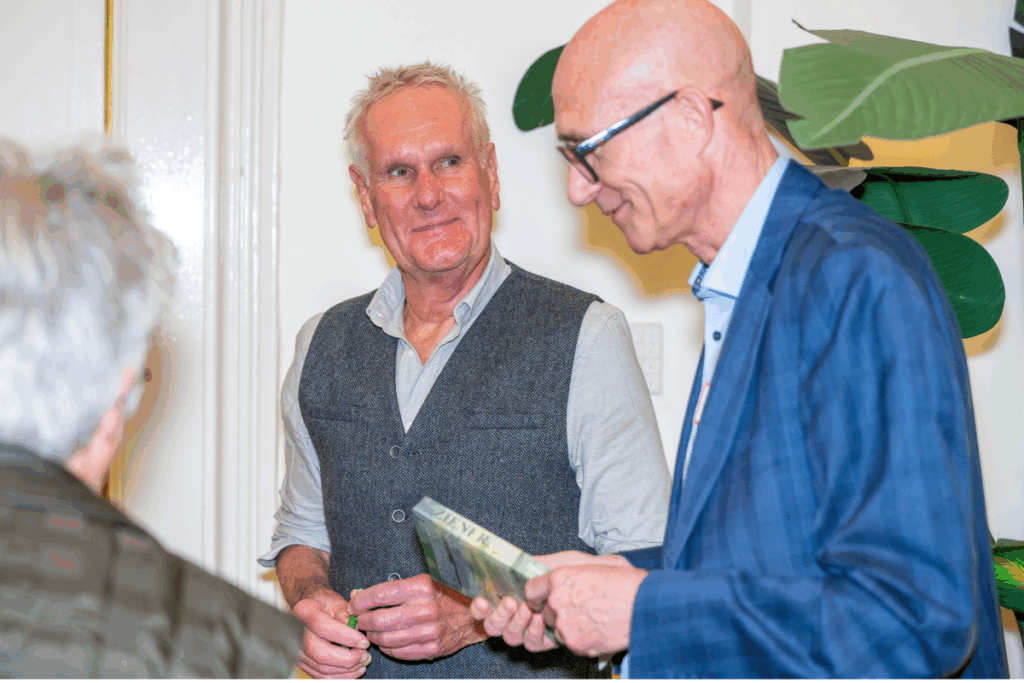 Oud-tropenarts Cordaid Adriaan Groen en CFO Cordaid Koos Boering bij 100-jarig jubileum gezondheidswerk Cordaid