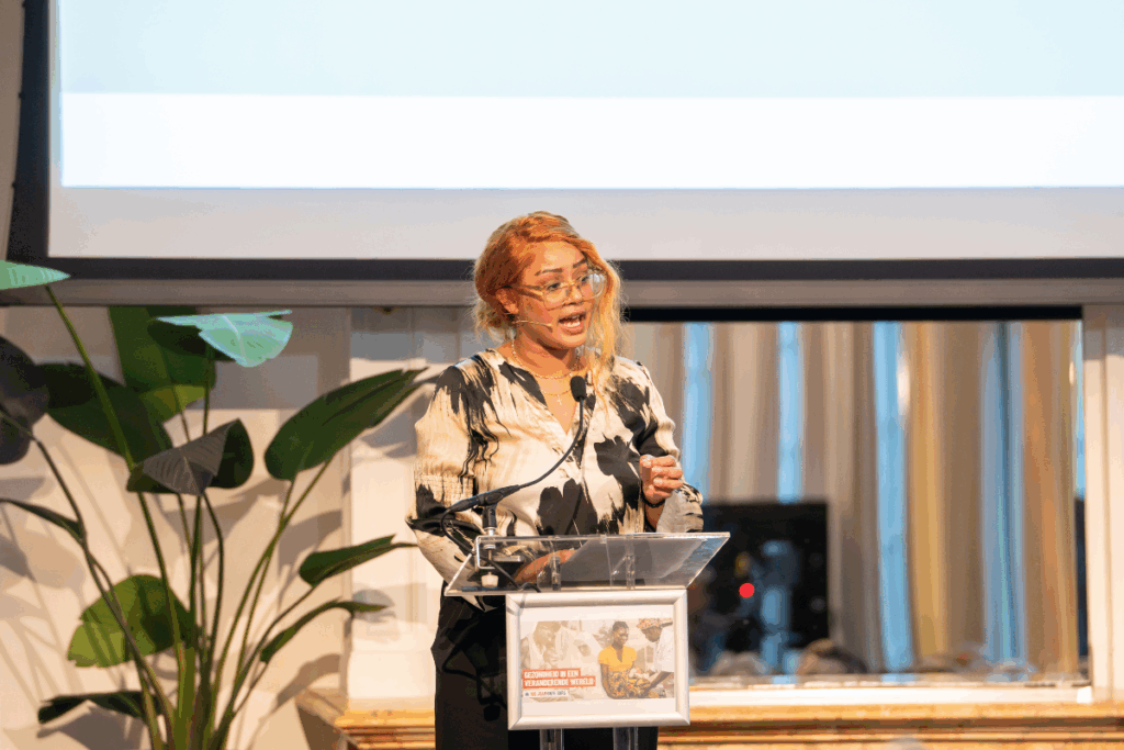 Zaïre Krieger op podium bij 100-jarig jubileum gezondheidswerk