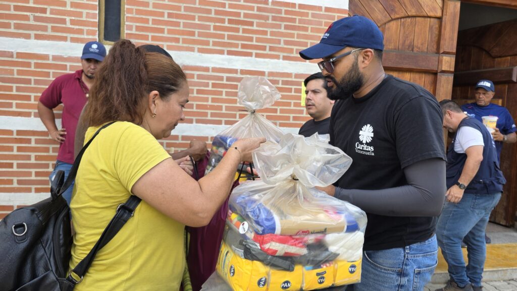 Lokale partner Cordaid in Venezuela deelt noodhulppakketten uit aan slachtoffers van aardbevingen - Foto: Caritas Venezuela
