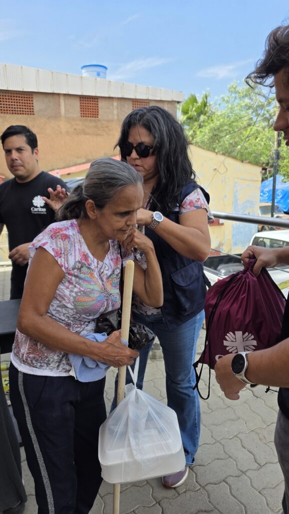 Vrouw krijgt noodhulppakket in Venezuela na aardbevingen 2026 Cordaid Lokale partner Cordaid in Venezuela deelt noodhulppakketten uit aan slachtoffers van aardbevingen - Foto: Caritas Venezuela