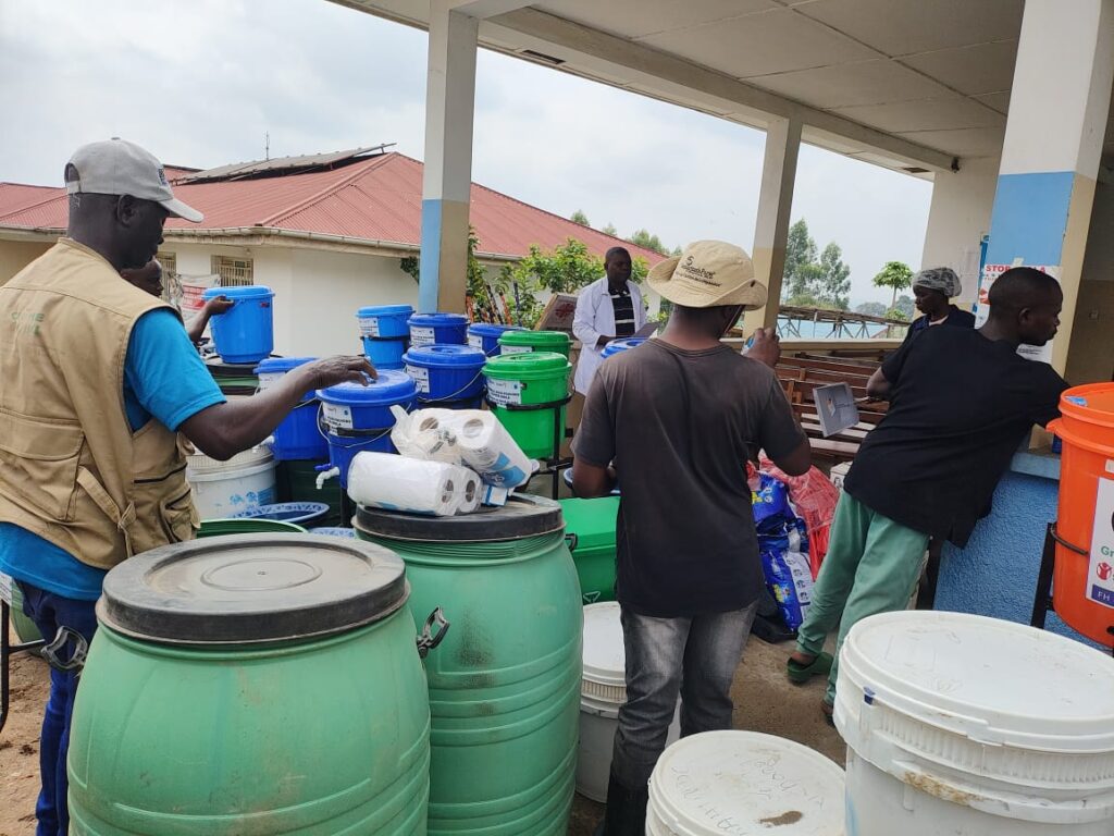Stations om handen te wassen ter preventie van ebola in DRC Cordaid