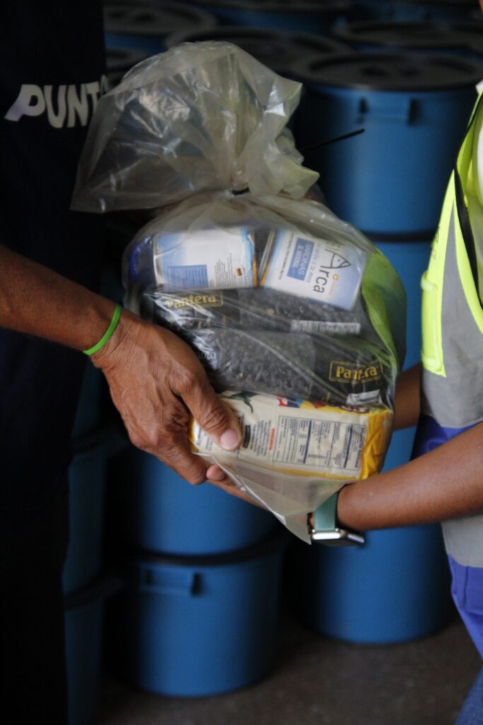 Noodhulp lokale partner Cordaid in Venezuela 2026 Lokale partner Cordaid in Venezuela deelt noodhulppakketten uit aan slachtoffers van aardbevingen - Foto: Caritas Venezuela