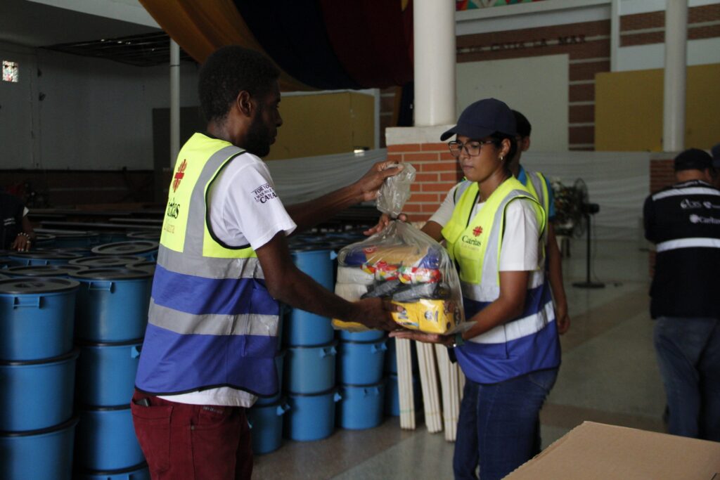 Lokale partner Cordaid in Venezuela maken noodhulppakketten klaar voor slachtoffers van aardbevingen 2026 - Foto: Caritas Venezuela