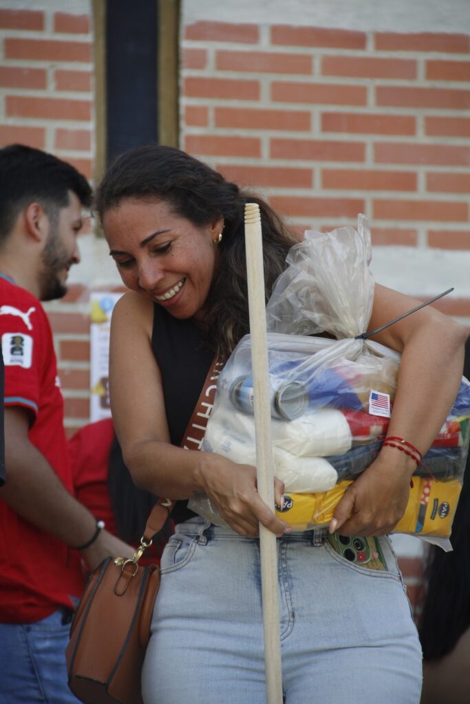 Vrouw lacht na krijgen noodhulp lokale partner Cordaid Venezuela 2026 Lokale partner Cordaid in Venezuela deelt noodhulppakketten uit aan slachtoffers van aardbevingen - Foto: Caritas Venezuela
