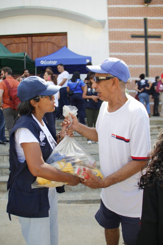 Uitdelen noodhulppakketten Venezuela na aardbevingen 2026 Cordaid Lokale partner Cordaid in Venezuela deelt noodhulppakketten uit aan slachtoffers van aardbevingen - Foto: Caritas Venezuela