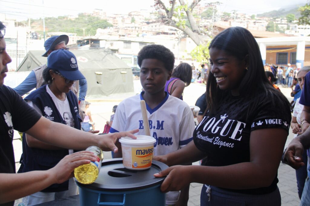 Vrouw blij met noodhulp van lokale partner Cordaid in Venezuela 2026 - Foto: Caritas Venezuela