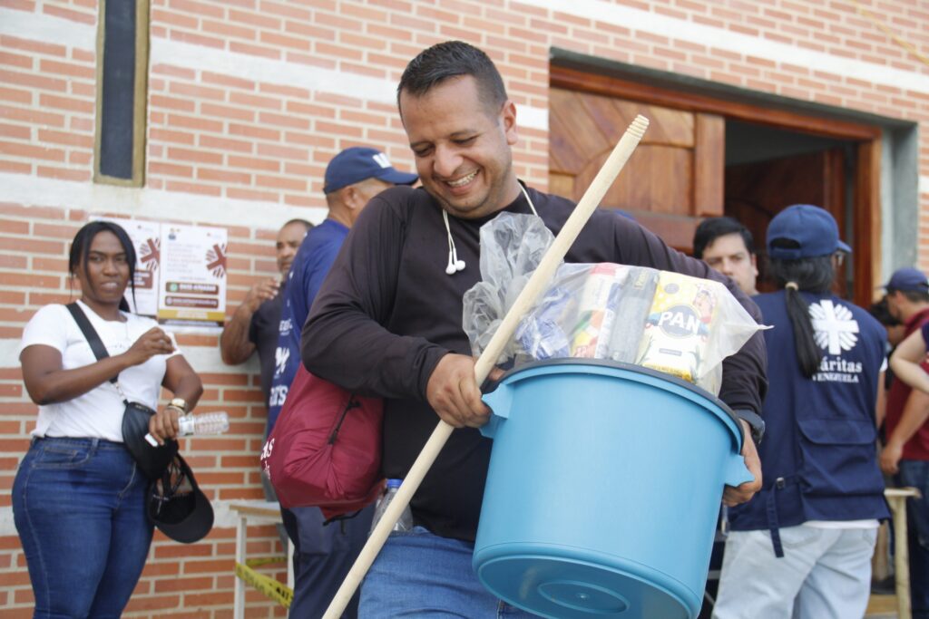 Man blij met noodhulppakket Venezuela 2026 - Foto: Caritas Venezuela