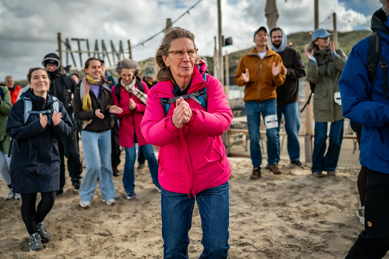 Deelnemers doen mee aan de warming-up van Dance Imprint. Foto: Mickael Franci/Cordaid