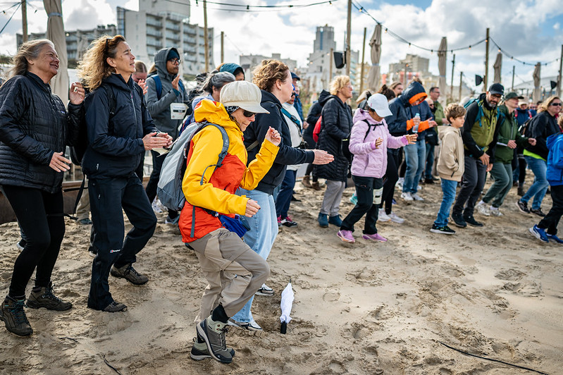 Deelnemers doen mee aan de warming-up van Dance Imprint bij Manta Beach. Foto: Mickael Franci/Cordaid